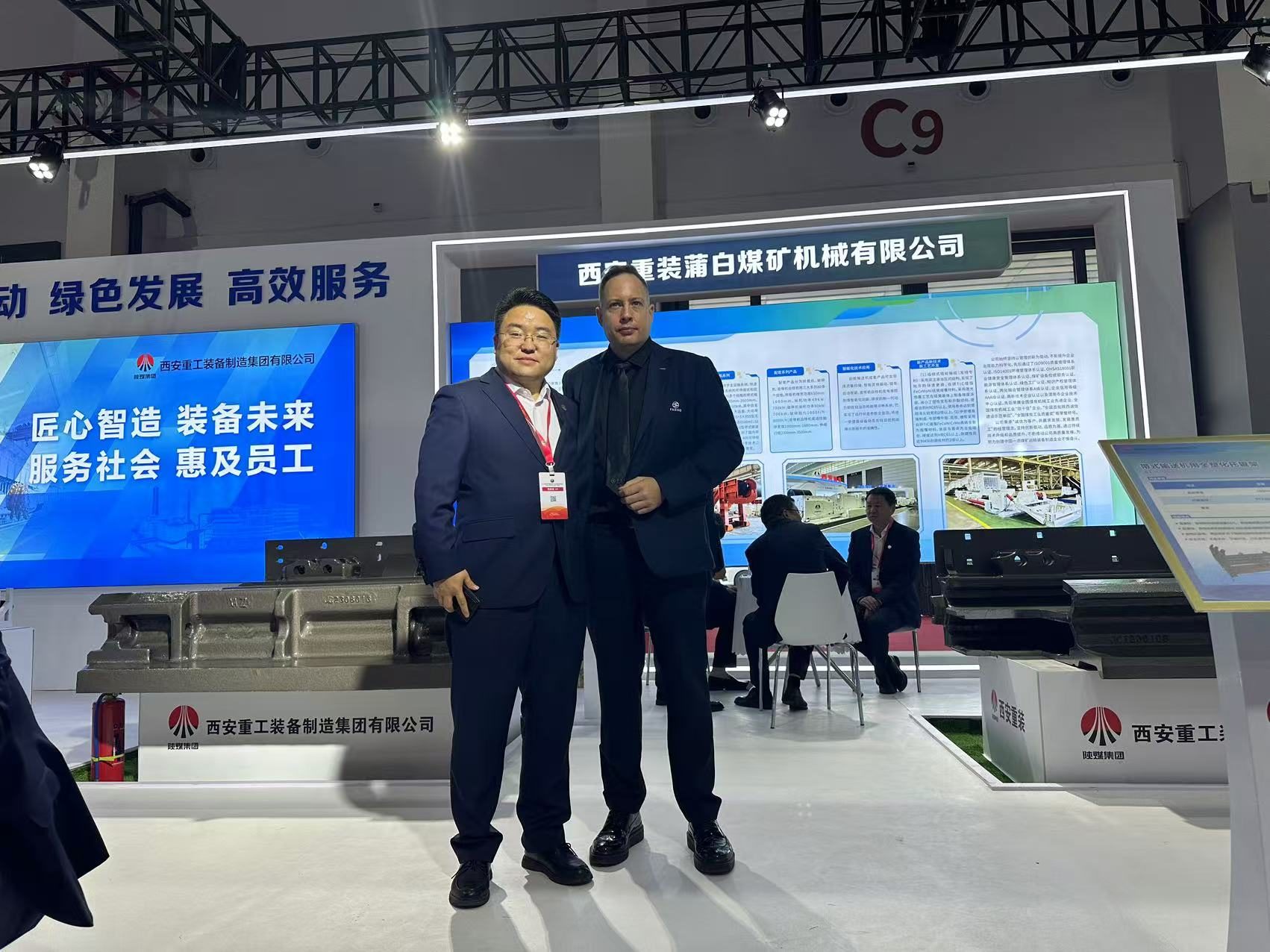 10.23-西安展会期间-PAWEL与代理商-2_副本